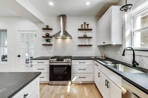 2830 Barry Ave, Chicago IL  60618-7016 exterior