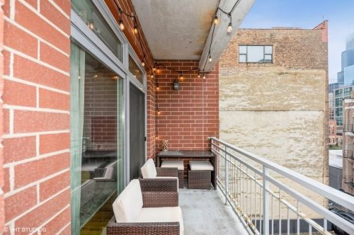 657 Fulton St, Chicago IL  60661-1284 exterior