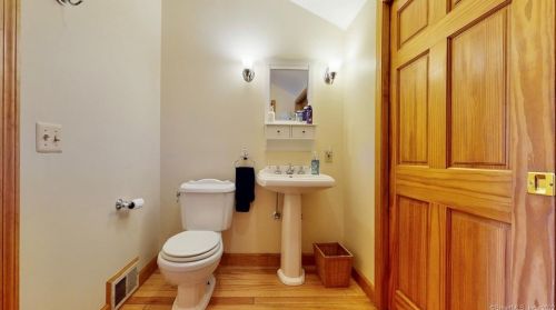 204 Edgemont Rd, Milford CT 06460-5009 exterior