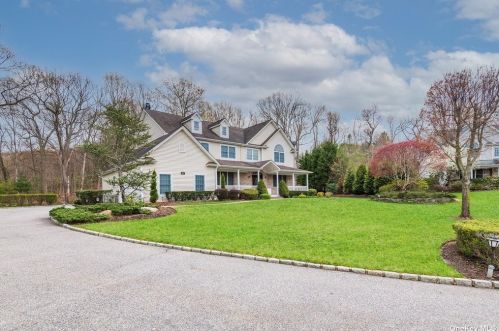 316 Evergreen Ave, Huntington Station, NY 11746-4537