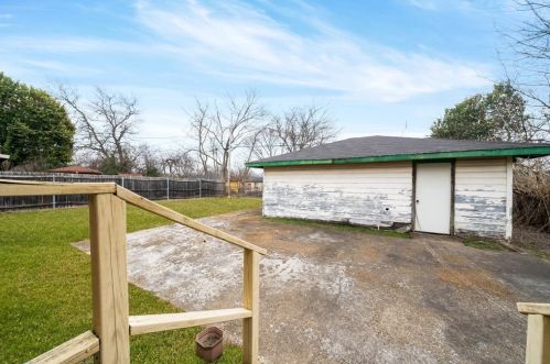 1316 Adelaide Dr, Dallas TX 75216-6911 exterior