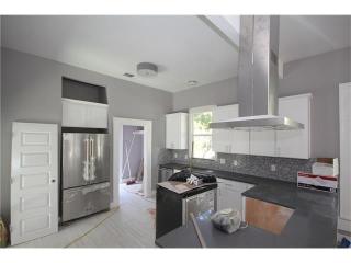 621 35th St, Austin TX  78705-1206 exterior