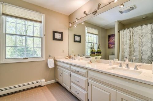 43 Jefferson Dr, Ridgefield CT 06877-5910 exterior