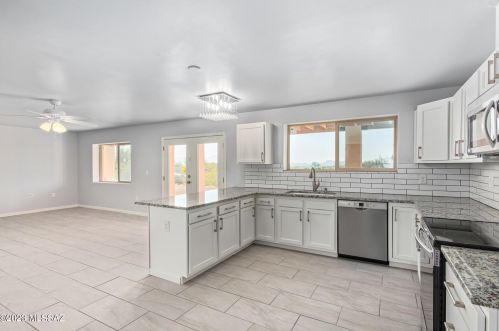 828 Cresta Loma Dr, Tucson AZ 85704-3706 exterior