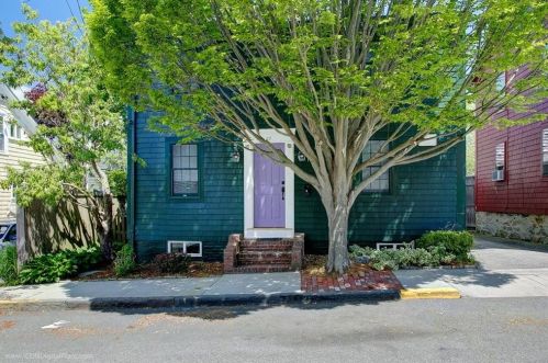 22 Baptist St, Middletown, RI 02840-2520