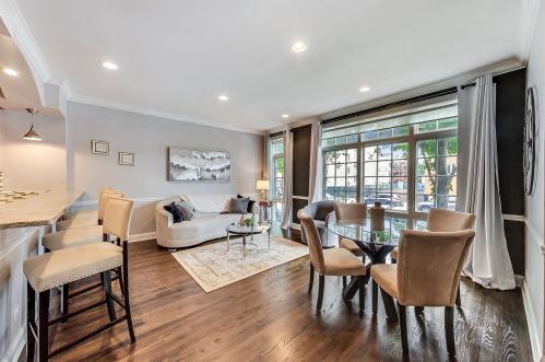 3342 Southport Ave, Chicago, IL 60657-1674