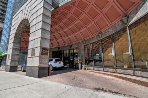 10 Ontario St, Chicago IL  60654-3809 exterior