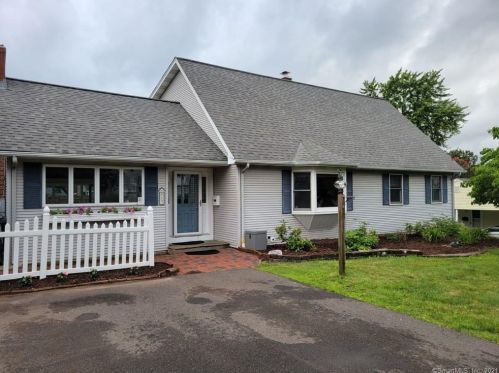 17 Mathewson Ave, Enfield, CT 06082-4301