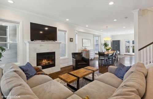 2425 Pensacola Ave, Chicago IL  60618-1607 exterior