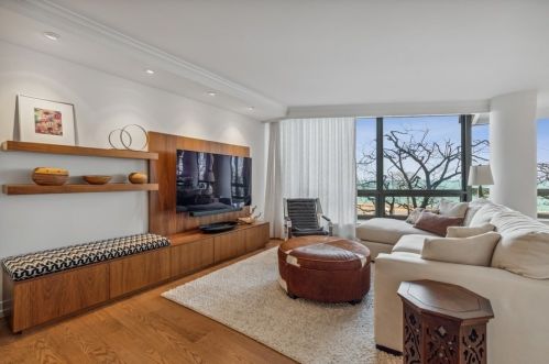 1418 Lake Shore Dr, Chicago IL  60605-2827 exterior