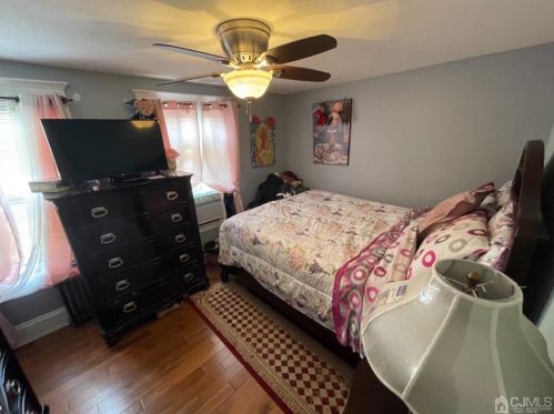 4 Columbus Ave, Edison NJ 08817-5240 exterior