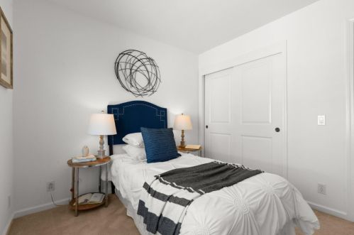 302 Vista Roma Way, San Jose CA 95136-4427 exterior