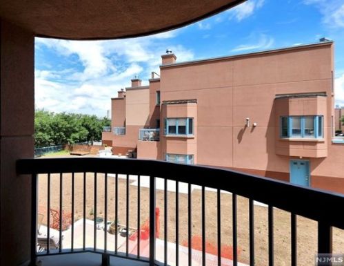 402 Hancock Ct, Edgewater NJ  07020-1627 exterior