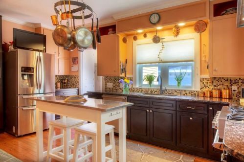 262 Gibbs Ave, Middletown RI 02840-2239 exterior