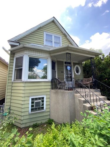 10546 Avenue, Chicago, IL 60617-6313