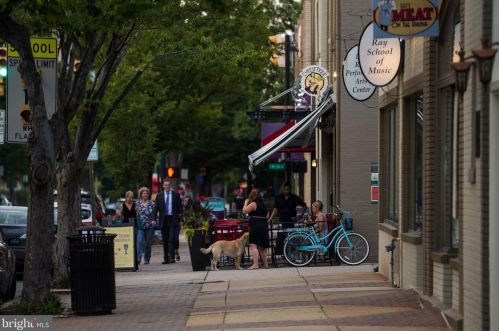 3923 Old Dominion Blvd, Alexandria VA 22305-1559 exterior