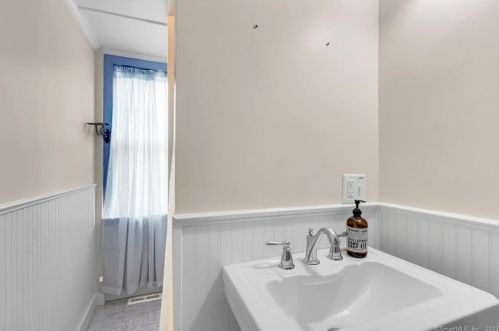 83 Maple St, Ellington CT  06029-3350 exterior