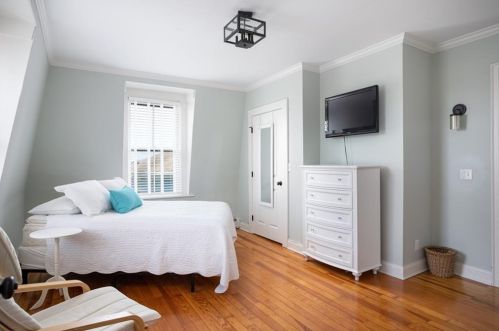 29 Champlin St, Middletown RI 02840-2879 exterior