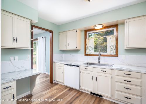 1225 Sandhill Dr, Dewitt MI 48820-9551 exterior