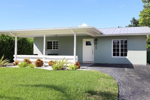 709 93 Ave, Naples FL 34108-2440 exterior