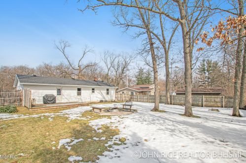 1004 Oakcrest St, Wyoming MI exterior