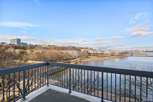 311 Nelson Ct, Edgewater NJ  07020-1618 exterior