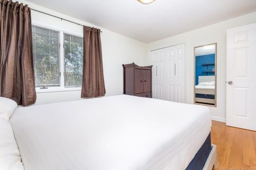 16 Angel Pl, North Haven CT 06473-2402 exterior