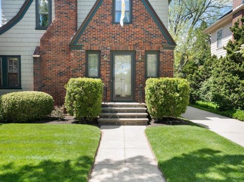 63 Cathedral Ave, Providence, RI 02908-1901