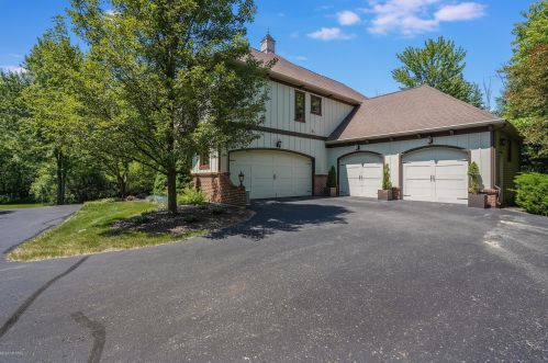 2068 Tall Pne Dr, Grand Rapids MI 49546-7923 exterior