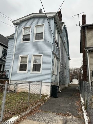 1043 Hunterdon St, Newark NJ  07112-2412 exterior