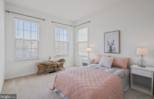 6747 Applemint Ln, Alexandria VA 22310-2649 exterior