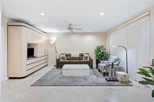 53 Hampshire Ln, Boynton Beach FL 33436-7414 exterior