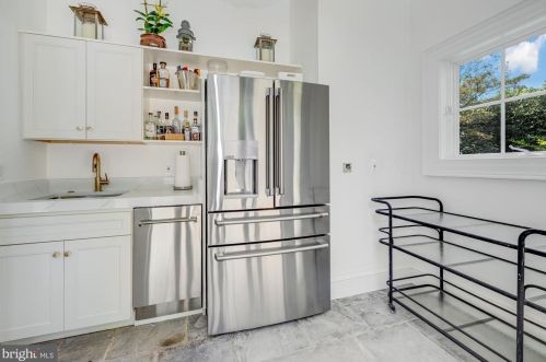 9000 Congressional Pkwy, Rockville MD  20854-4610 exterior