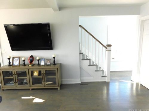 4 Lawrence Ct, Milford CT 06460-7336 exterior