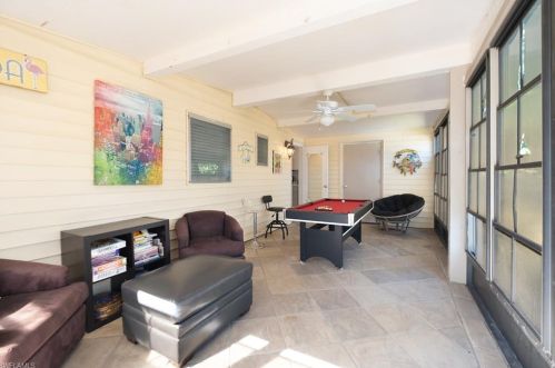 2047 Hbr Ln, Naples FL 34104-4218 exterior