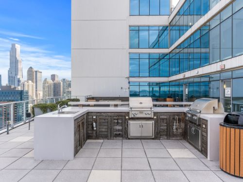 303 Ohio St, Chicago IL  60654-7963 exterior