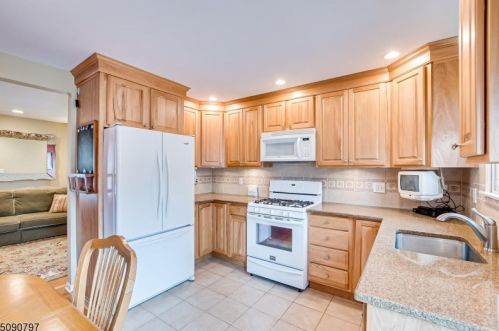 57 Francis St, Iselin NJ 08830-1121 exterior