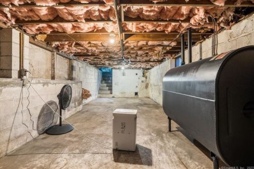 48 Clintonville Rd, North Haven CT 06473-2817 exterior