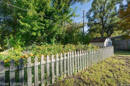 2475 Culbertson Ave, Rochester MI 48307-4610 exterior