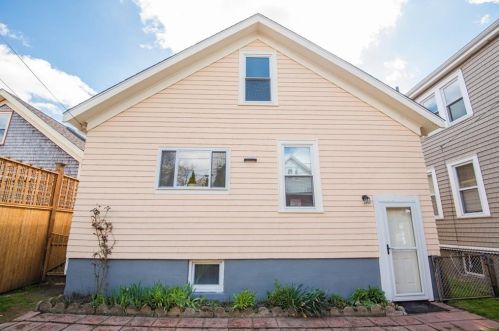 27 Peckham Ave, Middletown RI 02842-5731 exterior