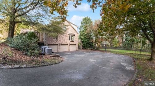 2 Toboggan Rdg Rd, Upper Saddle River NJ 07458-2521 exterior