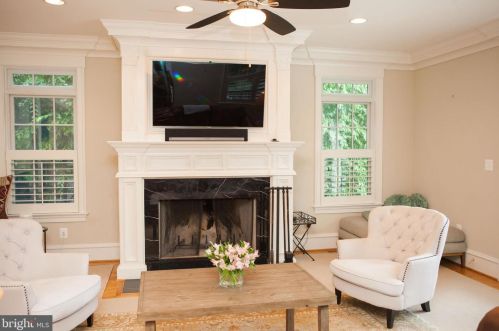 25 Masonic Vw Ave, Alexandria VA 22301-2203 exterior