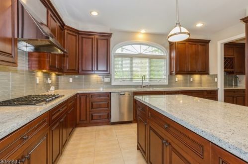 10 Baxter Ln, Town Center NJ 07052-1429 exterior