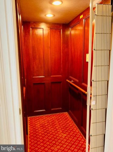 1289 Ballantrae Farm Dr, Mc Lean VA 22101-3027 exterior