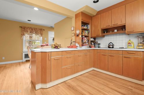 17 Highland Farm Rd, Greenwich CT 06831-2606 exterior