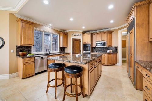 1140 Autumnview Dr, Rochester MI 48307-6060 exterior