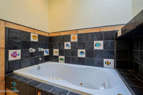 5860 Swan Rd, Tucson AZ 85718-5433 exterior