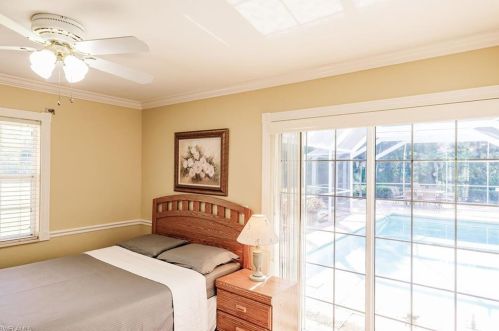 6911 Livingston Wood Ln, Naples FL 34109-3833 exterior