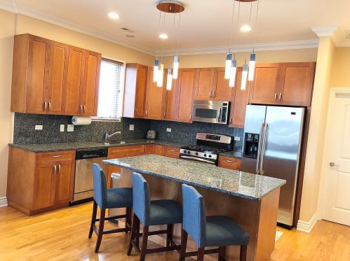 4962 Milwaukee Ave, Chicago, IL 60630-2115