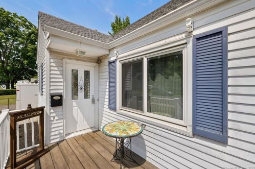 33 Deerfield Dr, Manchester CT 06040-3819 exterior